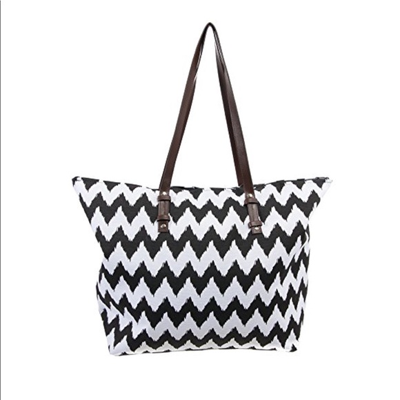 Nice beach bag is large - Picture 2 of 5